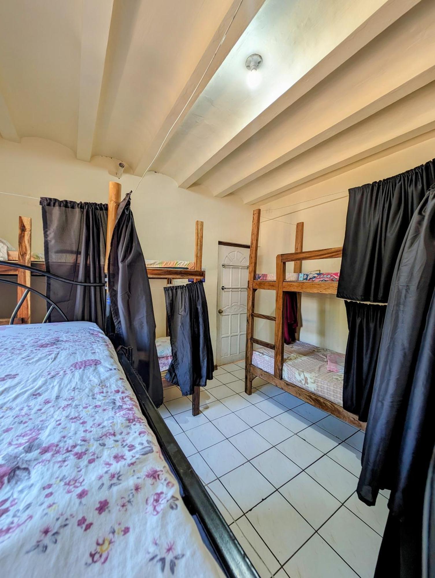 Screaming Gecko Hostel Бусуанга Экстерьер фото